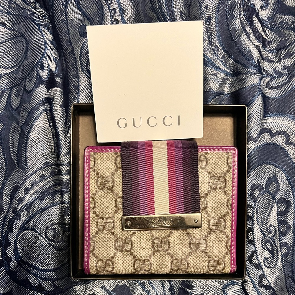 Authentic Gucci wallet. Gently used. Comes with original box. No dust bag.